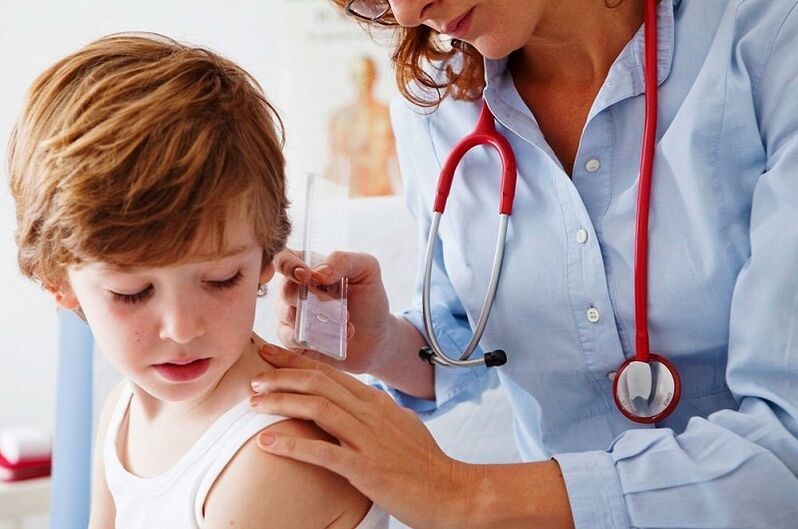 ο γιατρός εξετάζει ένα παιδί με θηλώματα στο σώμα